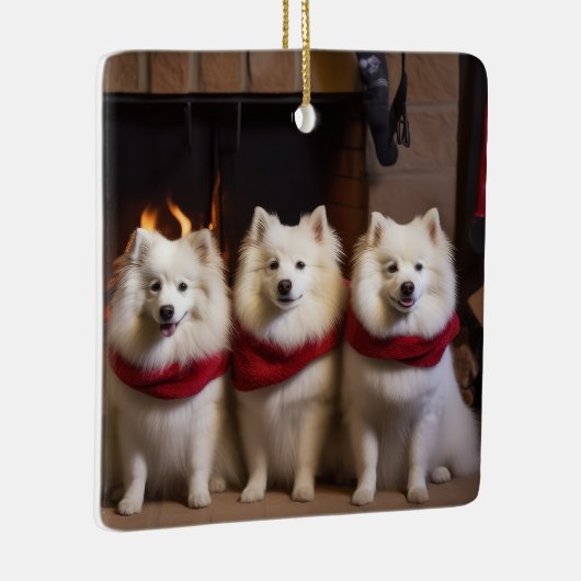 American Eskimo am Feuerplatz Weihnachten Keramikornament (Rechts)