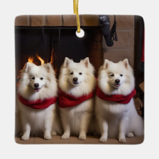 American Eskimo am Feuerplatz Weihnachten Keramikornament (Vorderseite)