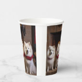 American Eskimo am Feuerplatz Weihnachten Pappbecher (Rechts)