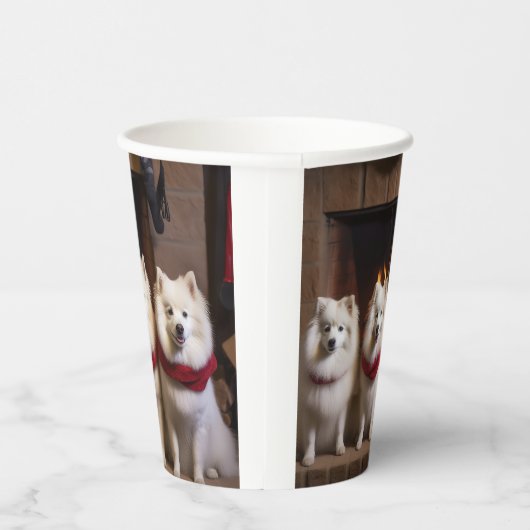 American Eskimo am Feuerplatz Weihnachten Pappbecher (Rechts)