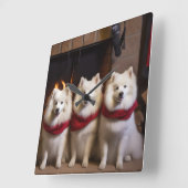 American Eskimo am Feuerplatz Weihnachten Quadratische Wanduhr (Winkel)