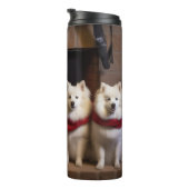 American Eskimo am Feuerplatz Weihnachten Thermosbecher (Nach rechts gedreht)