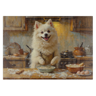American Eskimo Dog beim Kochen in der Küche Schneidebrett