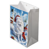 American Eskimo Dog Winter Wunderland Weihnachten Mittlere Geschenktüte (Vorderseite Schrägansicht)