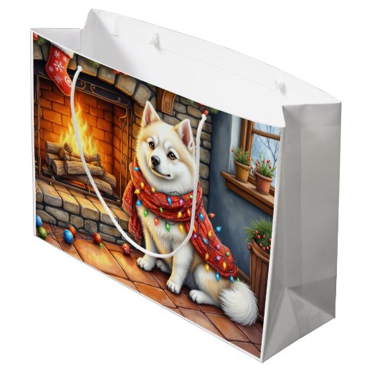 American Eskimo Fireplace with Christmas Lights Große Geschenktüte (Rückseite Schrägansicht)