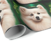 American Eskimo Hund in St. Patrick's Day Dress Geschenkpapier (Rolleneckpunkt)