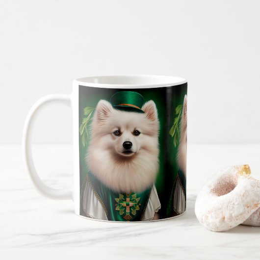 American Eskimo Hund in St. Patrick's Day Dress Kaffeetasse (Mit Donut)