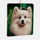 American Eskimo Hund in St. Patrick's Day Dress Keramikornament (Rechts)