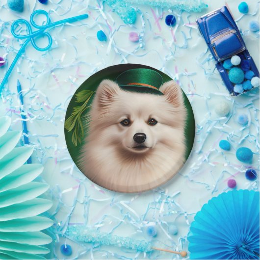 American Eskimo Hund in St. Patrick's Day Dress Pappteller (Party)