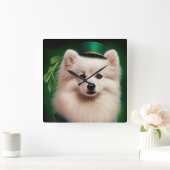 American Eskimo Hund in St. Patrick's Day Dress Quadratische Wanduhr (Zuhause)