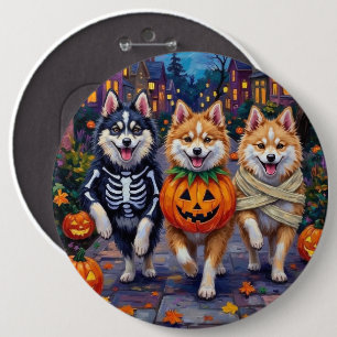American Eskimo Hunde beim Trick-or-Treaten Hallow Button