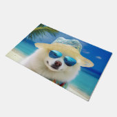 American Eskimo on Beach, Sommergeschenk für Hunde Fußmatte (Schrägansicht)