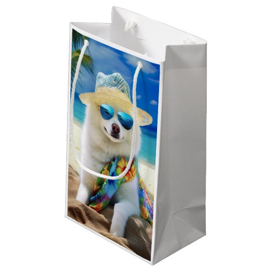 American Eskimo on Beach, Sommergeschenk für Hunde Kleine Geschenktüte (Rückseite Schrägansicht)