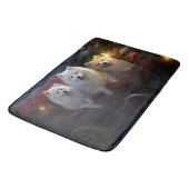 American Eskimo Snowy Sleigh Weihnachtsdekor Badematte (Schrägansicht)