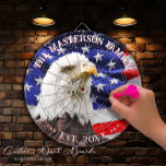American Flag and Bald Eagle Family Party Dartscheibe<br><div class="desc">Erleuchten Sie Ihre Ansammlungen mit diesem American Flag and Bald Eagle Family Party Dart Board, kuratiert von der Zuneigung von Mylini Design. Dieses einzigartige Produkt ätzt Ihre Zuhause mit der malerischen Essenz des Nationalvogels in Harmonie mit der amerikanischen Flagge. Seine farbenfrohe Farbpalette verleiht Stolz, Freiheit und Einheit und macht sie...</div>