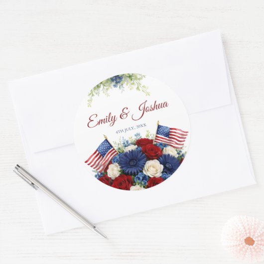 American Flag and Flowers Wedding Runder Aufkleber (Umschlag)