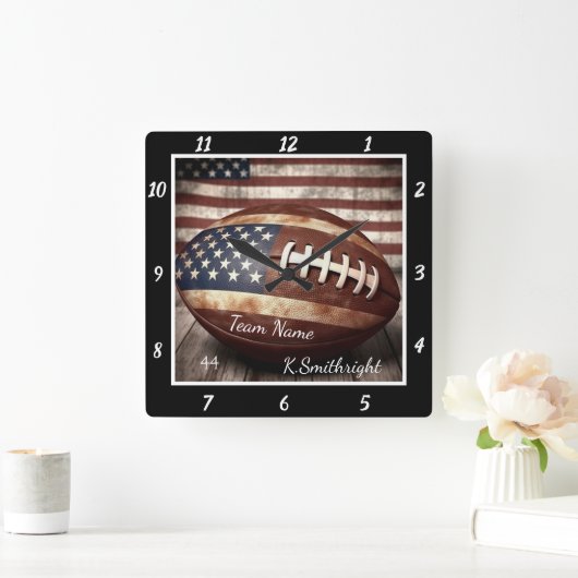 American Flag Football  Quadratische Wanduhr (Zuhause)