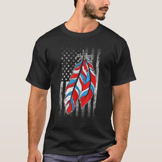 American Flag Native Feather Pride Month Indigeno T-Shirt (Vorderseite)