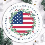 American Flag Patriotic Christmas Wreath Classic Runder Aufkleber<br><div class="desc">Fügen Sie die Touch zu Ihren Umschlägen, Mailings und stationär mit diesen amerikanischen Flag Merry Christmas Aufkleber - Holiday Kranz in einem US-amerikanischen Fahne Design moderne rot-blau Design mit Heiligen und Beeren. Dieser patriotische Weihnachtsaufkleber eignet sich perfekt für Militär-Familien, Veteranen, patriotische Familien. COPYRIGHT © 2020 Judy Burrows, Black Dog Art...</div>