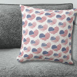 American Flag Red White Blue Patriotic Kissen<br><div class="desc">Niedliche Patriotische amerikanische Flagge Rustikales Herz Muster Kissen Kissen! Ein Muster rustikaler oder bedrückter aussehender amerikanischer Flag-Herzen,  um ein lustiges Bild rot,  weiß und blau zu machen! Perfekt für 4. Juli,  Gedenktag,  Veteranentag und mehr! Oder wenn Sie nur gewollt haben,  Ihr patriotisches Stolz das ganze Jahr über zu zeigen.</div>
