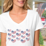American Flag Red White Blue Patriotic T-Shirt<br><div class="desc">Niedlicher Patriotic American Flag Rustic Heart Pattern T - Shirt! Ein Muster rustikaler oder bedrückter aussehender amerikanischer Flag-Herzen,  um ein lustiges Bild rot,  weiß und blau zu machen! Perfekt für 4. Juli,  Gedenktag,  Veteranentag und mehr!</div>