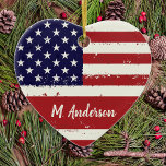 American Flag USA Personalisiert Patriotic Keramik Ornament<br><div class="desc">Dieses Dekor der amerikanischen Fahne ist der perfekte Weg, Ihren patriotischen Geist in dieser Feriensaison zu zeigen. Das Dekor zeichnet sich durch das Design der US Flagge in fett rot, weiß und blau aus. Es ist ein großartiges Geschenk für Militärveteranen und ihre Familien, oder für jeden, der Amerika Liebe und...</div>