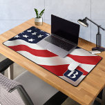 American Flag Wave Personalisiert Monogram Schreibtischunterlage<br><div class="desc">American Flag Desk Mat - Amerikanische Flagge modernes rot-blau Design . Personalisieren Sie mit Militär , Polizeibeamten oder Veteranen-Namen. Diese personalisierte Militärschreibmatte eignet sich hervorragend für militärische Zweigstellen, Veteranen, Polizeiabteilungen und Strafverfolgungsbeamte. COPYRIGHT © 2023 Judy Burrows, Black Dog Art - Alle Rechte vorbehalten. American Flag Wave Personalisiert Monogram Desk Mat...</div>