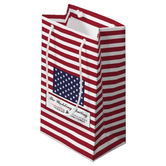 American Flag Wedding Kleine Geschenktüte (Vorderseite Schrägansicht)