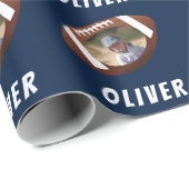 American Football Ball Boy Foto Geschenkpapier (Rolleneckpunkt)