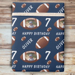 American Football Ball Happy Birthday Foto Blue Geschenkpapier<br><div class="desc">American Football Ball Happy Geburtstag Foto Blue Wrapping Paper. Fußball-Thema Geburtstagsverpackung mit Namen,  Foto und Fußball-Bälle. Ideal für Kinder,  die Fußball und Sport Liebe.</div>
