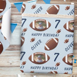 American Football Ball Happy Birthday Foto Blue Geschenkpapier<br><div class="desc">American Football Ball Happy Geburtstag Foto Blue Wrapping Paper. Fußball-Thema Geburtstagsverpackung mit Namen,  Foto und Fußball-Bälle. Ideal für Kinder,  die Fußball und Sport Liebe.</div>