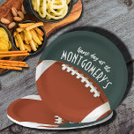 American Football Game Day Dunkelgrün Pappteller<br><div class="desc">Teller in 2 Größen - 9" und 7" zeigen einen American Football auf dunkelgrün und die Worte "It's Game Day!" zusammen mit Ihrem Namen. Mehr Farben und passende Artikel in unserem Shop.</div>