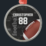 American Football - Personalisierter Fußballball Ornament Aus Metall<br><div class="desc">Ein modernes amerikanisches Gitterrost-Design mit einem Fußball auf einem Tonträgerhintergrund mit Hintergrundbild für Fußball. Das Design verfügt über benutzerdefinierbaren Text für den Namen und die Nummer des Fußballspielers oder Gittereisenlüfters. Dieses Design wurde teilweise mit Grafiken erstellt,  die von Graphics Factory lizenziert wurden.</div>