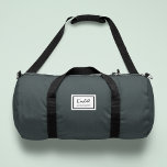 American Nostalgia Classic Simple Minimal Green Duffle Bag<br><div class="desc">Dieses nostalgisch-amerikanische Design in duskygrün besticht durch ein Patchstil-Emblem mit Monogrammnamen und gerahmter Grenze. Freuen Sie sich auf informelle handgeschriebene Schriften und moderne Blocktypografie. Der Text kann mit Ihrem Namen für ein so einzigartiges Design wie Sie!</div>