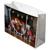 American Staffordshire by Fireplace Christmas Große Geschenktüte (Rückseite Schrägansicht)