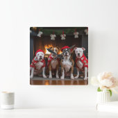 American Staffordshire by Fireplace Christmas Quadratische Wanduhr (Zuhause)
