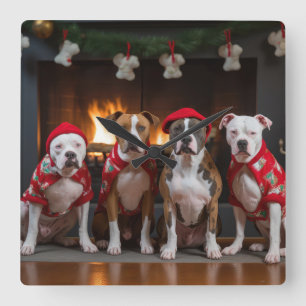 American Staffordshire by Fireplace Christmas Quadratische Wanduhr