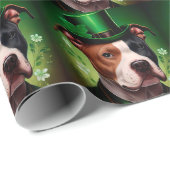 American Staffordshire dog am St. Patrick's Day Geschenkpapier (Rolleneckpunkt)