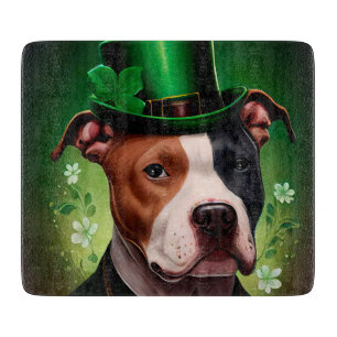 American Staffordshire dog am St. Patrick's Day Schneidebrett