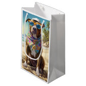 American Staffordshire on Beach, Sommergeschenk Kleine Geschenktüte (Vorderseite Schrägansicht)