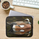 American Wigeon Duck on Pond Laptopschutzhülle<br><div class="desc">Für Naturliebhaber und Naturfreunde! Geschützte Laptop-Hülle mit Reißverschluss,  die das Foto einer männlichen amerikanischen Wigeon-Ente,  auch bekannt als Baldpate,  mit seiner Reflexion auf einem Teich zeigt. Wählen Sie Ihre Laptop-Hülle aus.</div>