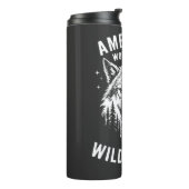 American Wolf Spirit Wilderness T-Shirt Thermosbecher (Nach links gedreht)