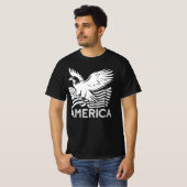 Amerika, der Adler mit US-Flagge fliegt T-Shirt (Vorne ganz)