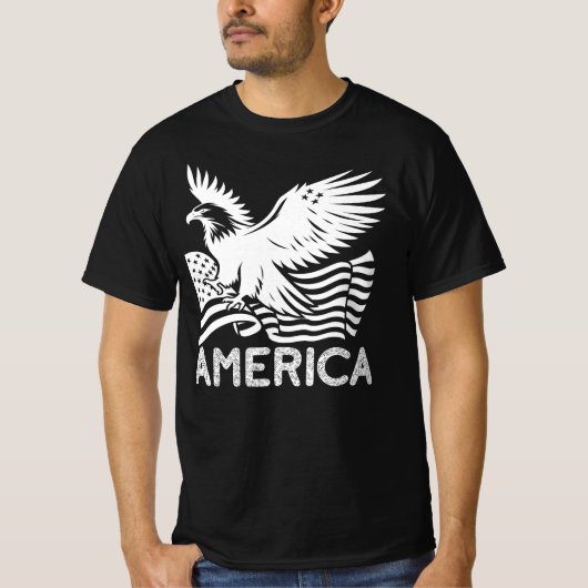 Amerika, der Adler mit US-Flagge fliegt T-Shirt (Vorderseite)