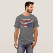 Amerika in Not - Aufwärtsflagge T-Shirt (Vorne ganz)