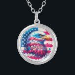 Amerika - Patriotic USA Design für 4. Juli, Ve Versilberte Kette<br><div class="desc">Feiern Sie den Geist Amerikas mit diesem kühnen und zeitlosen Design - perfekt, um das ganze Jahr über Ihren patriotischen Stolz zu zeigen. Egal, ob Sie sich für den Unabhängigkeitstag einsetzen, Veteranen ehren oder einfach nur Rot, Weiß und Blau umtauschen, dieses in den USA inspirierte Werk ist für stolze Amerikaner...</div>