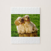 Amerikaner-Cocker spaniel-Welpen auf einem Stumpf Puzzle (Vertikal)