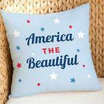 Amerikaner, der schöne blaue Amerikanische Unabhän Kissen<br><div class="desc">Stilvolle patriotische Amerikanische Unabhängigkeitstag-Urlaubskissengestaltung mit Kissen-Design "America the Beautiful" Zitat Schrift Typografie Textdesign in rot,  weiß,  blau und marineblau mit Sternakzenten und hellblau Hintergrundfarbe.</div>