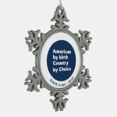 Amerikaner durch Geburt, Land durch Wahl Schneeflocken Zinn-Ornament (Links)