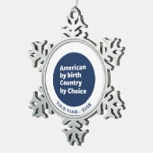 Amerikaner durch Geburt, Land durch Wahl Schneeflocken Zinn-Ornament (Rechts)